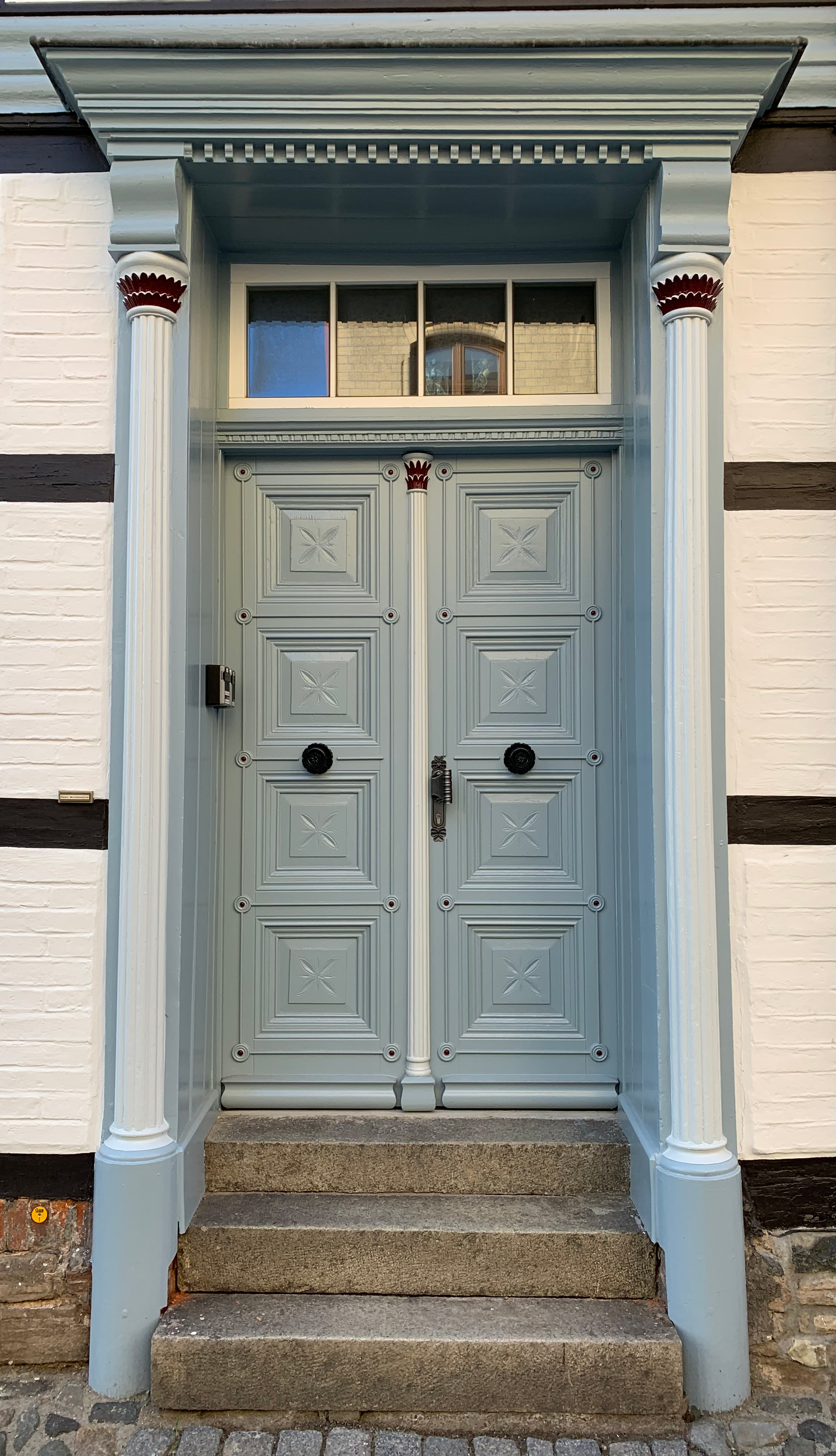 hellblau gestrichene Eingangstür, gebaut von Tischlerei Festerling GmbH